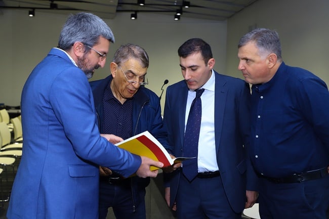 ԿԽՄԿ ռազմադաշտային վիրաբուժության ձեռնարկն առաջին անգամ հրատարակվել է հայերեն (ֆոտո)